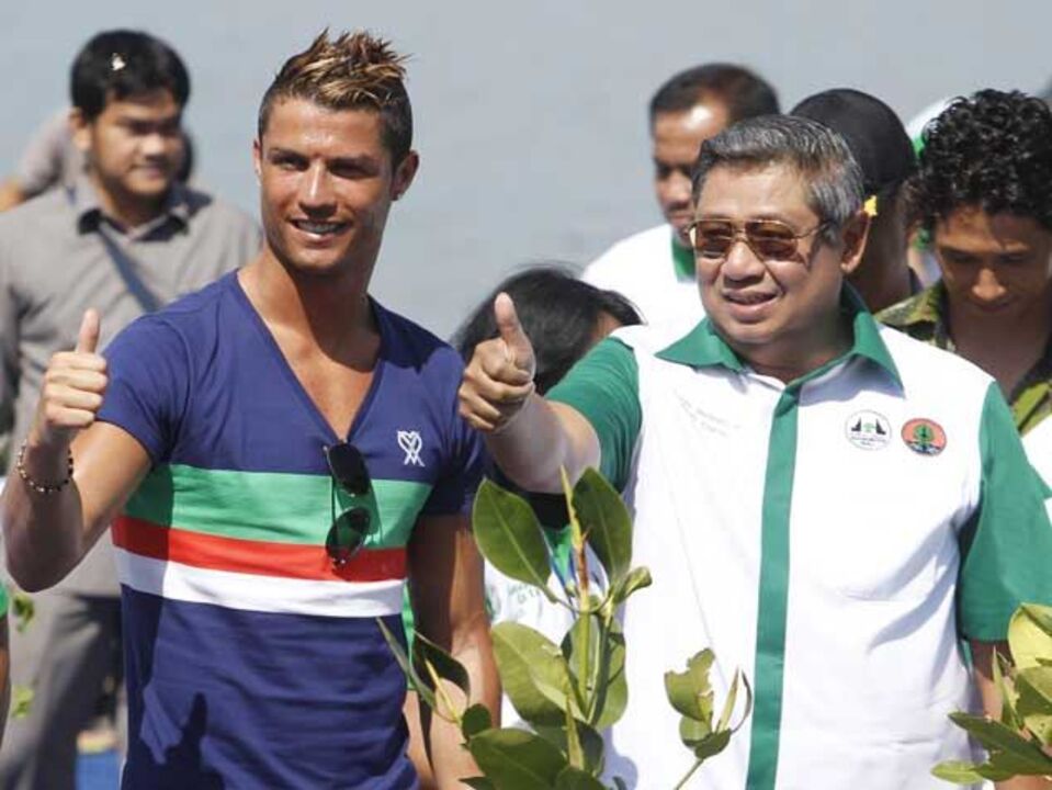 Ronaldo na Indonésia em campanha pelo ambiente