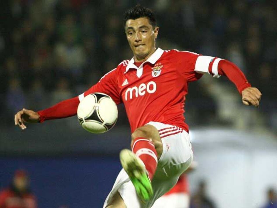 Cardiff quer levar Cardozo e acena com 15 milhões
