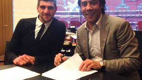 Mitrovic tremeu ao assinar contrato