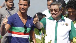 Ronaldo na Indonésia em campanha pelo ambiente