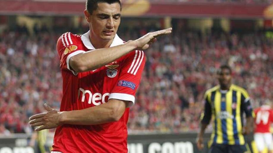 Salário pode atrasar a saída de Cardozo