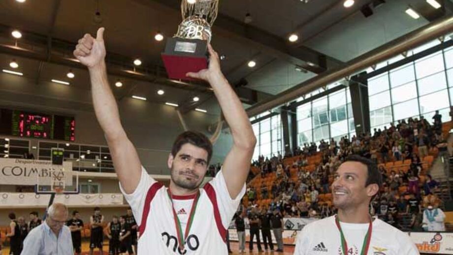 Miguel Minhava sai do basket do Benfica