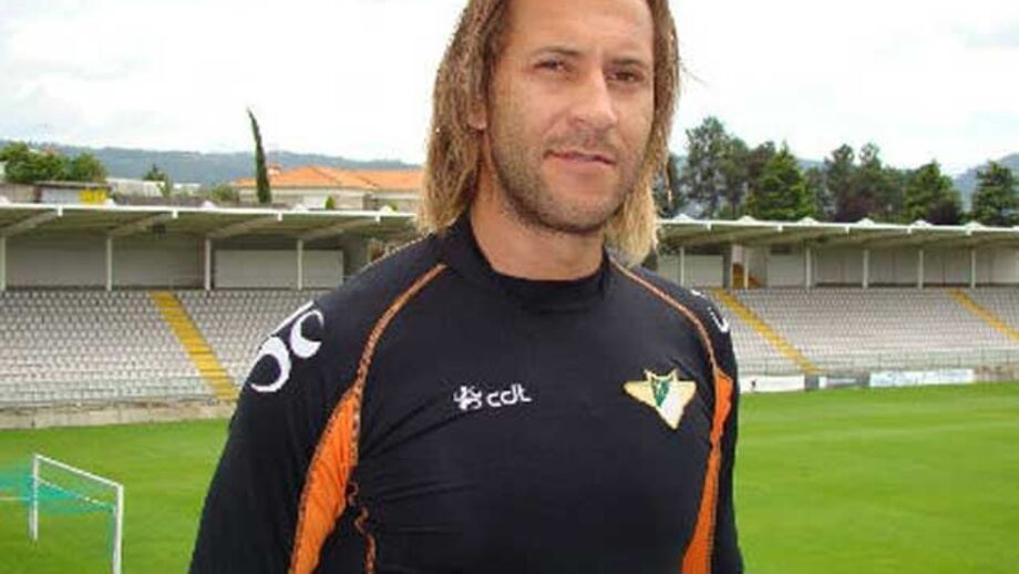Guarda-redes Carlos é o sexto reforço
