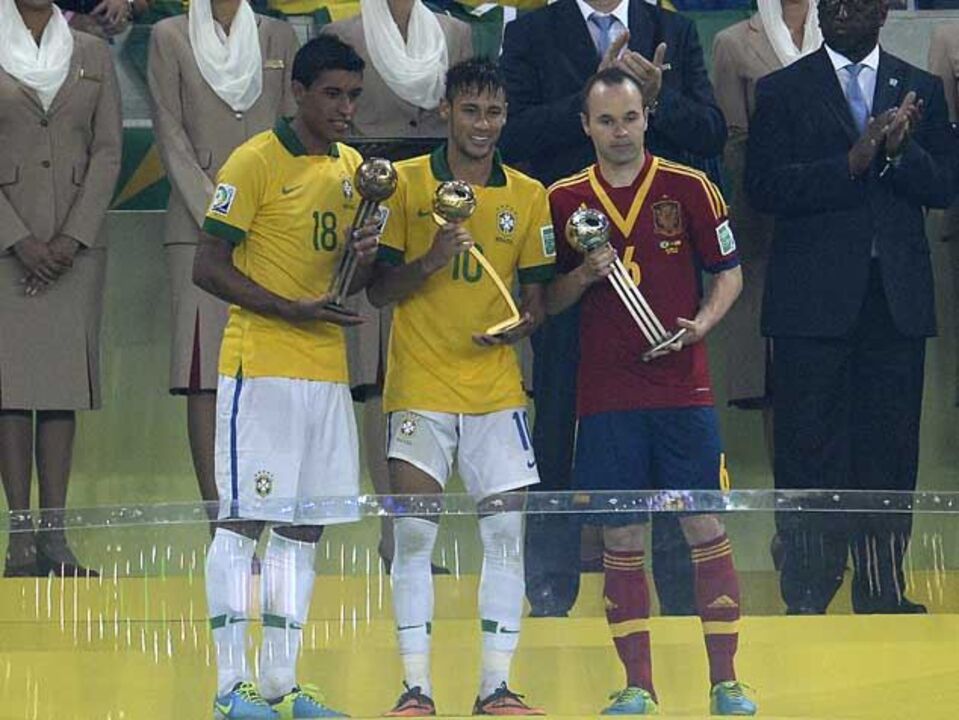 Neymar recebe Bola de Ouro