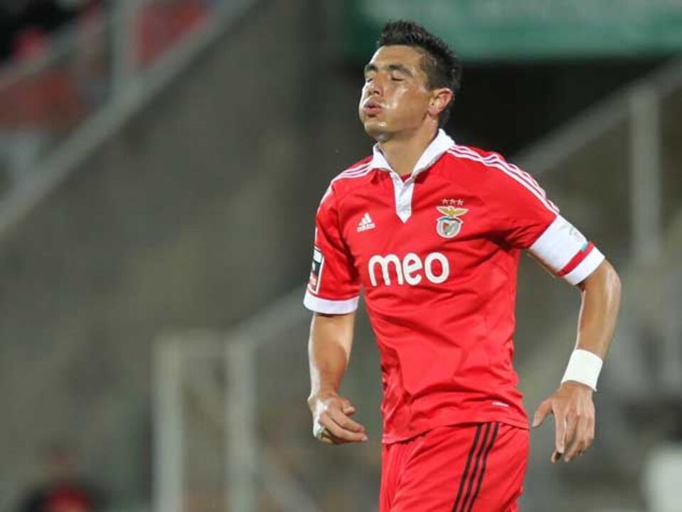 Cardiff decide Cardozo nos próximos dias