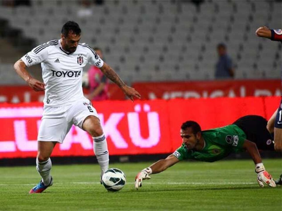 Adebayor para o lugar de Hugo Almeida