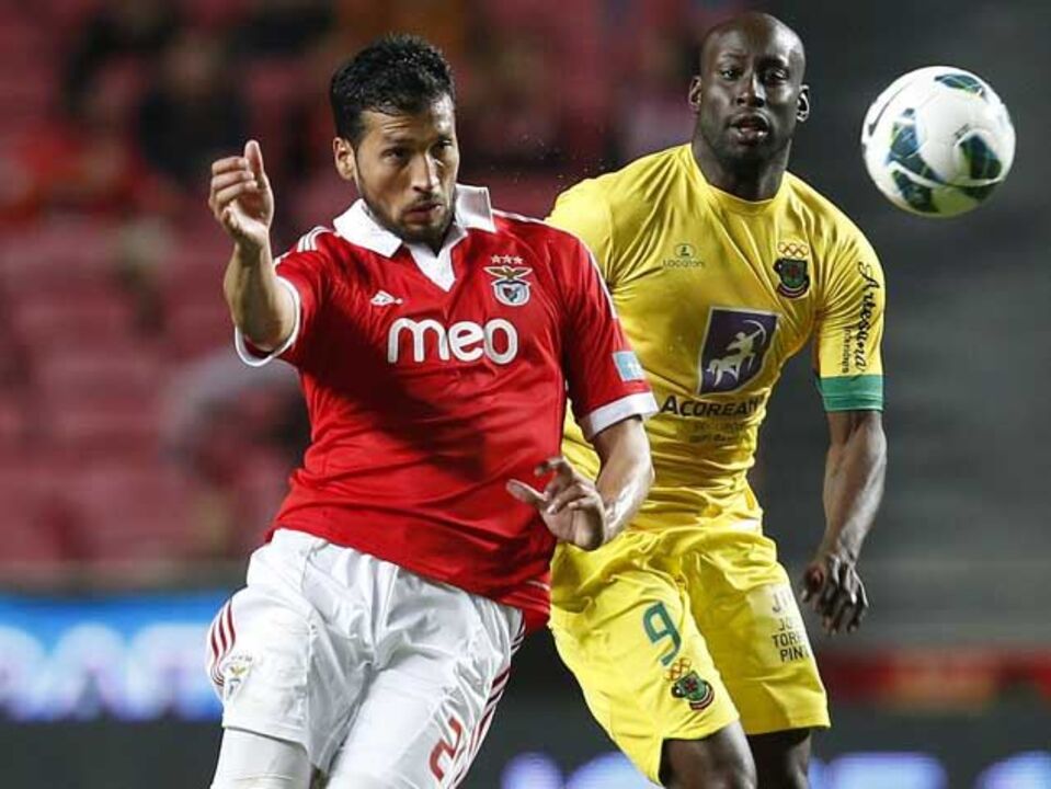 Garay ainda continua à espera