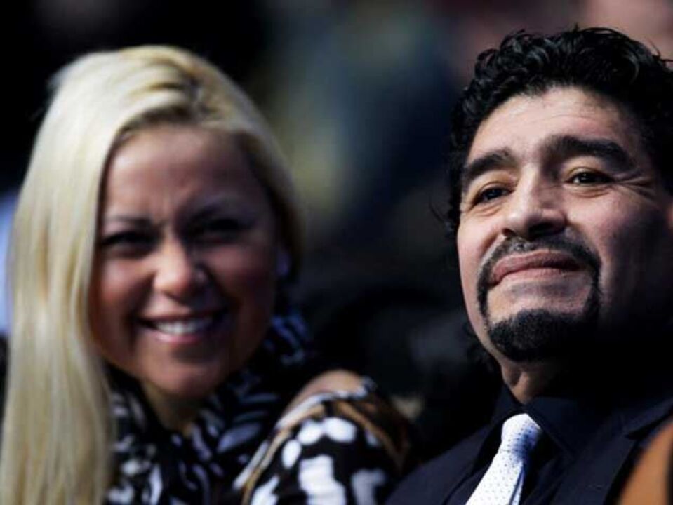 Maradona denuncia ex-mulher