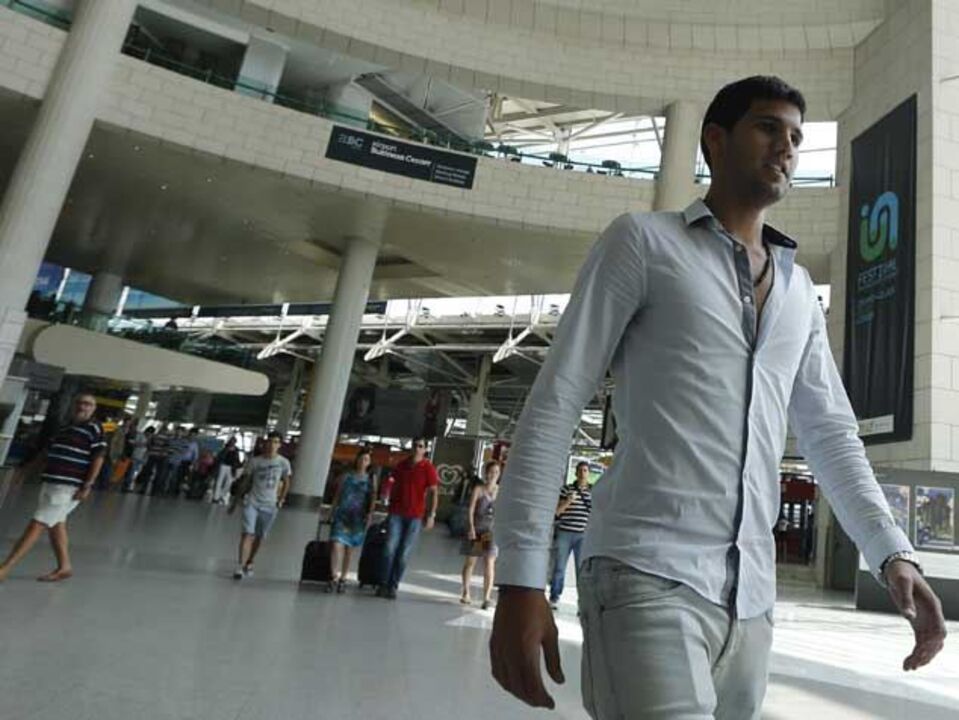 Lisandro assina contrato