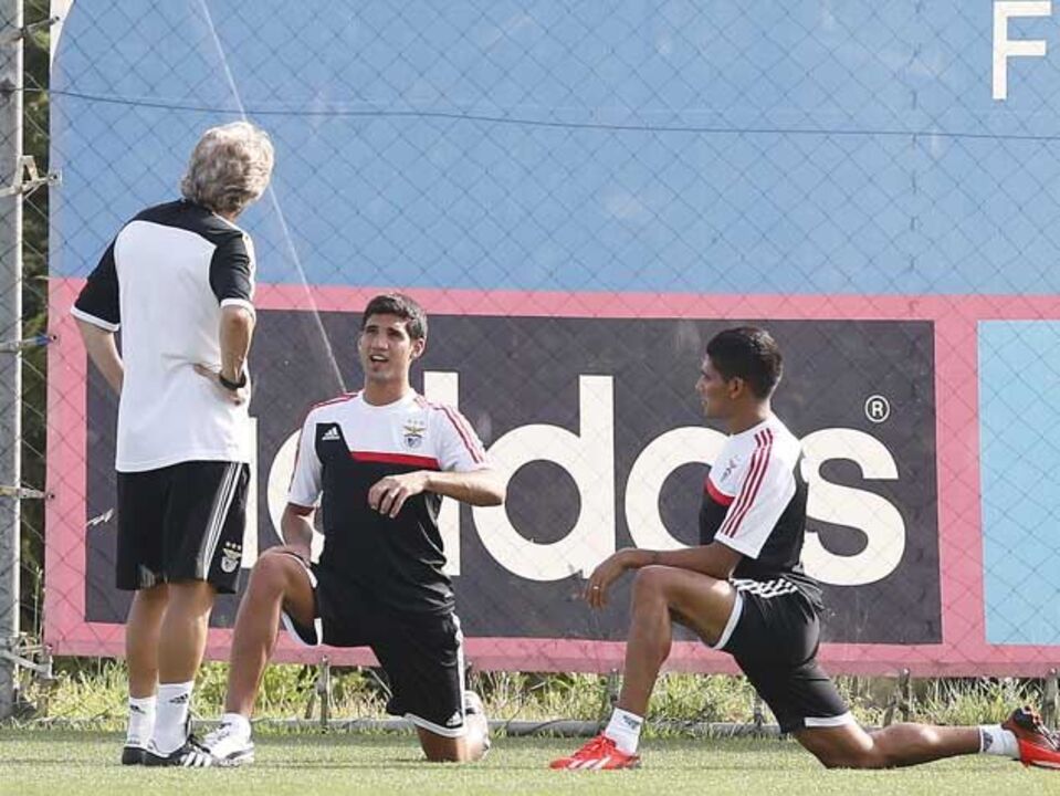 Polivalência de Lisandro encanta Jorge Jesus
