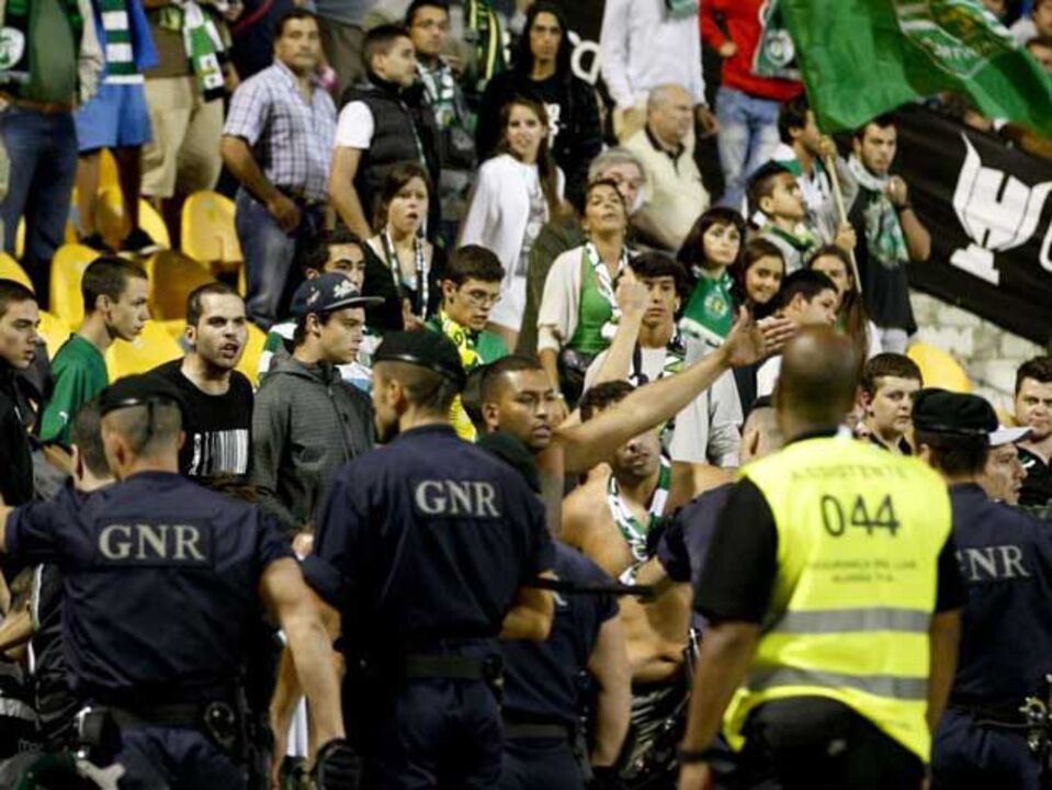 Adeptos de águias e leões em confronto