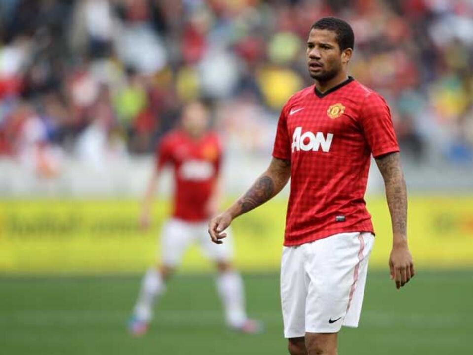 Bebé com cobradores à perna