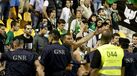 Adeptos de águias e leões em confronto