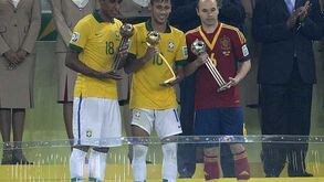 Neymar recebe Bola de Ouro