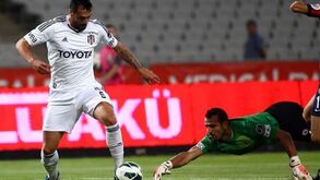 Adebayor para o lugar de Hugo Almeida