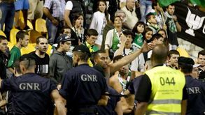 Adeptos de águias e leões em confronto