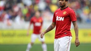 Bebé com cobradores à perna