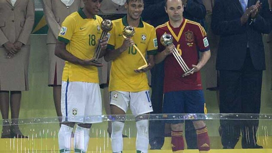 Neymar recebe Bola de Ouro