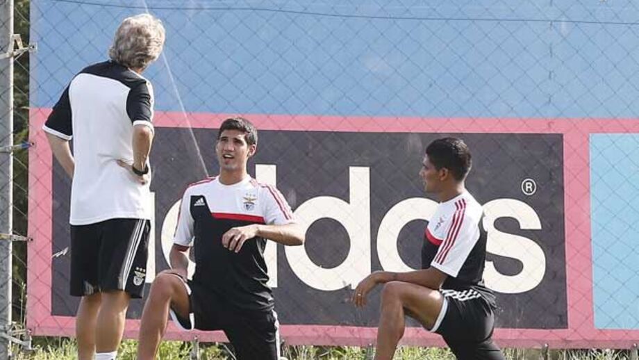 Polivalência de Lisandro encanta Jorge Jesus