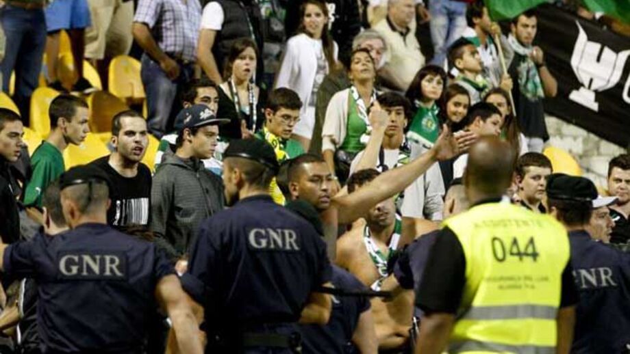 Adeptos de águias e leões em confronto
