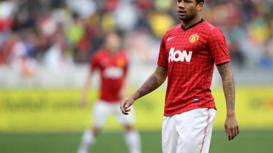 Bebé com cobradores à perna