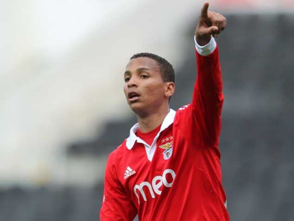 Deyverson a caminho do Restelo