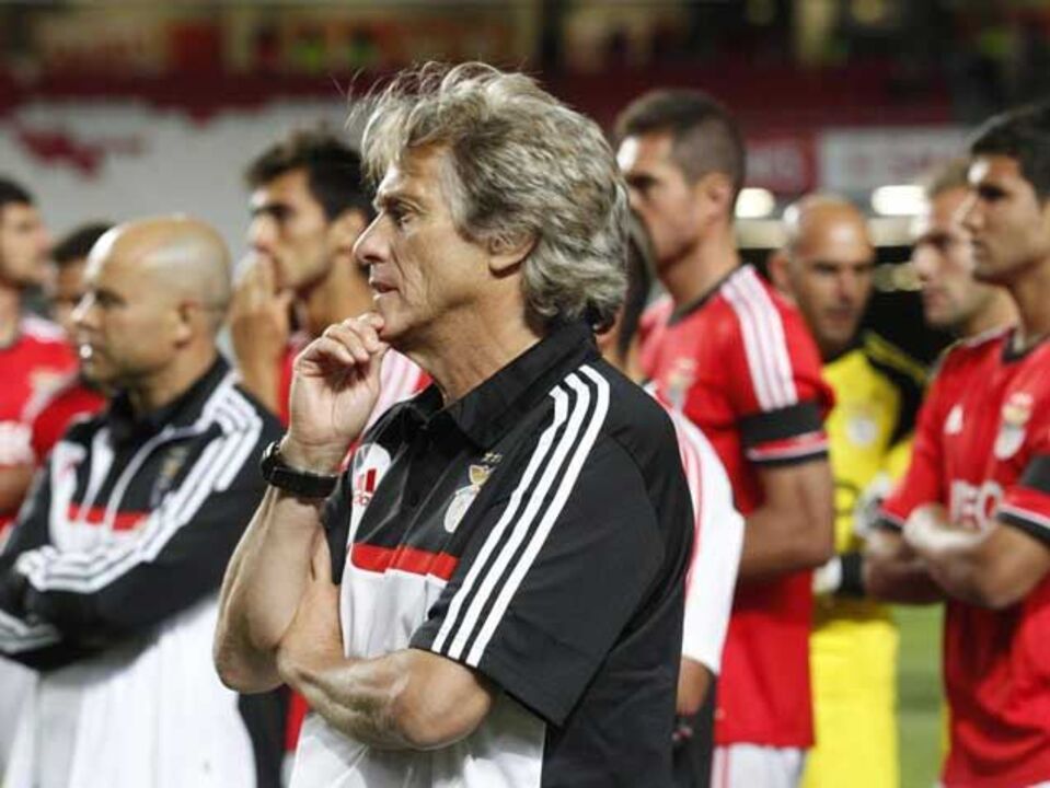 Saída sob coro de assobios