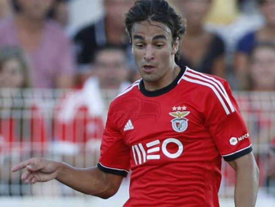 Estrela do dérbi para o ataque