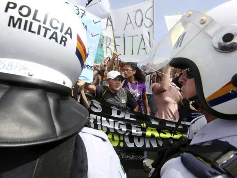 Bombas de gás usadas junto ao estádio Mané Garrincha