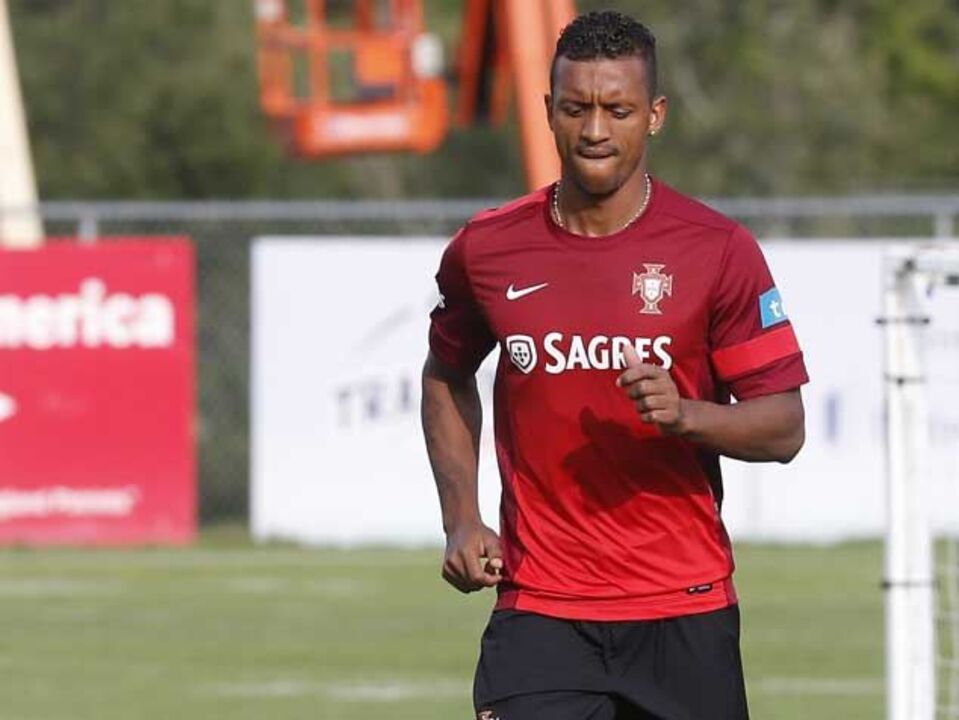 Nani anima frente ofensiva