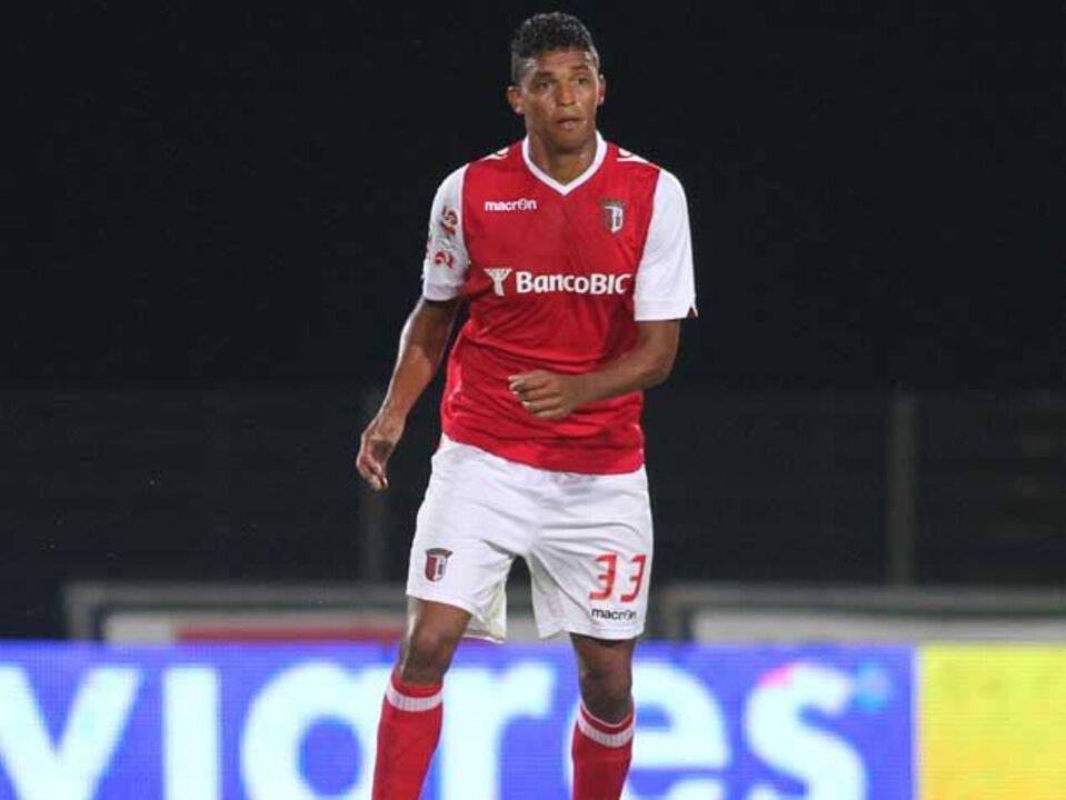 Guerreiro decide com "bomba" teleguiada 