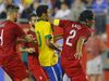 Cotovelo de Bruno Alves divide protagonismo com Neymar