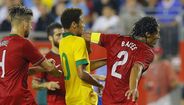 Cotovelo de Bruno Alves divide protagonismo com Neymar