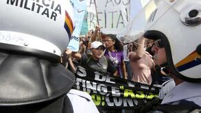 Bombas de gás usadas junto ao estádio Mané Garrincha