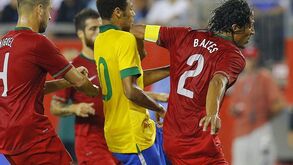 Cotovelo de Bruno Alves divide protagonismo com Neymar
