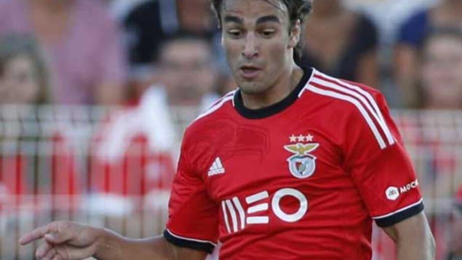 Estrela do dérbi para o ataque