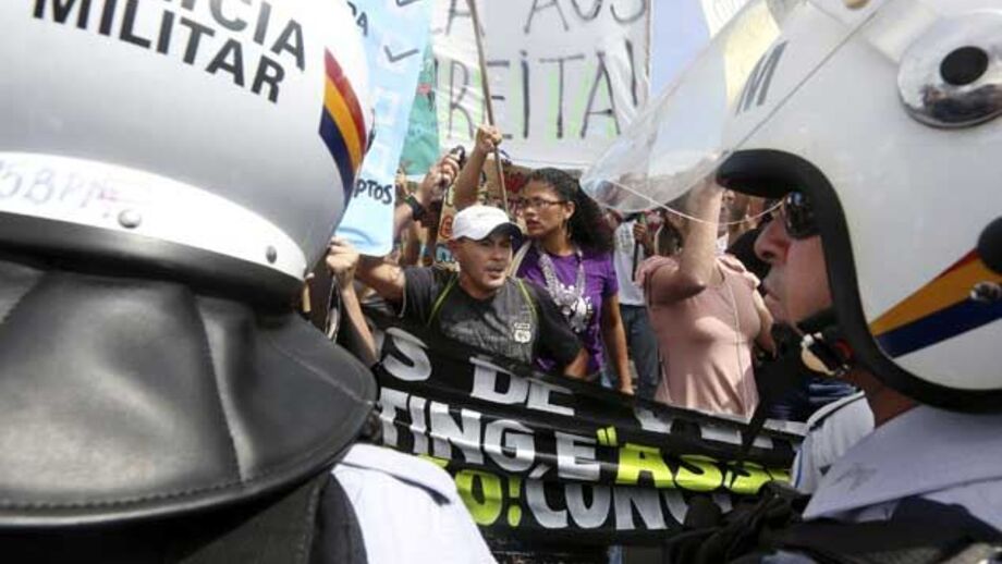 Bombas de gás usadas junto ao estádio Mané Garrincha