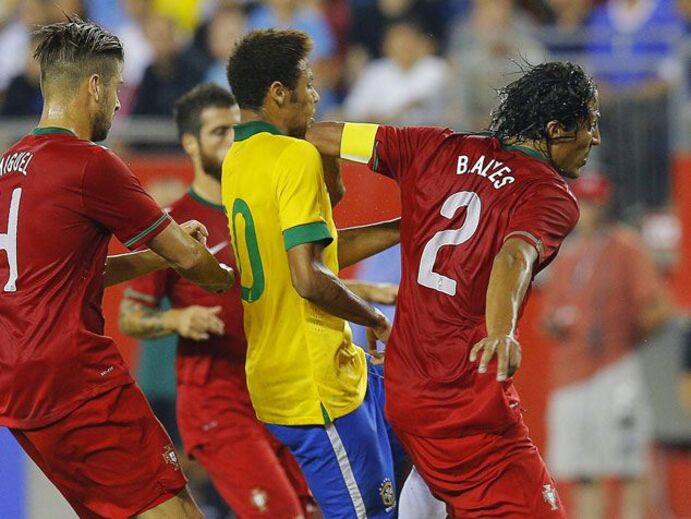 Cotovelo de Bruno Alves divide protagonismo com Neymar