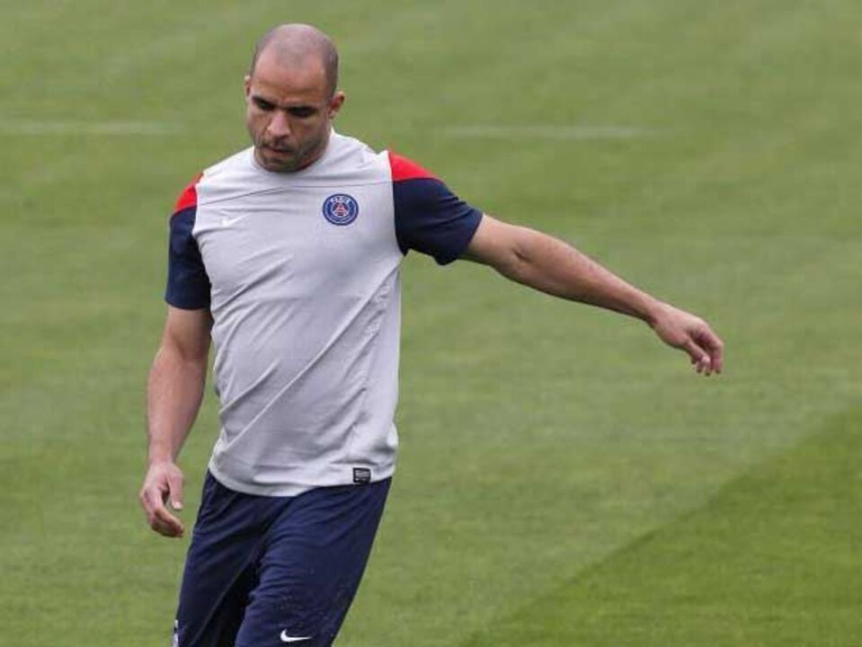 Alex recupera e é opção frente ao Benfica