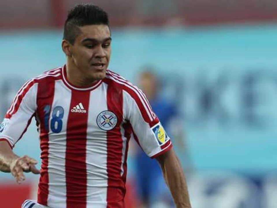 Benfiquista Jorge Rojas marca na derrota do Paraguai