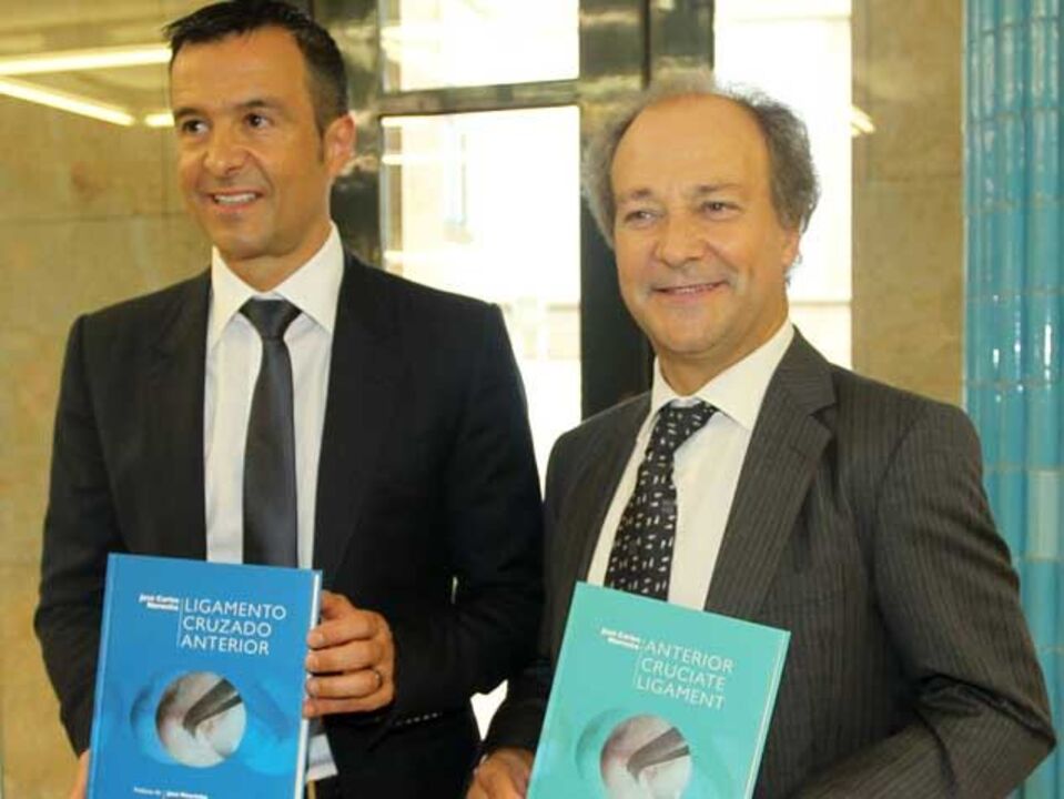 Dr. Noronha lança livro rodeado de amigos