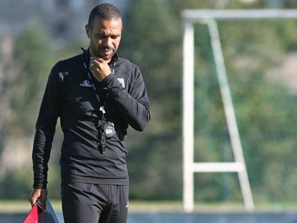 Costinha: «Parece que tenho de vender os meus fatos ou o Porsche»