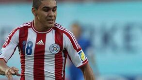 Benfiquista Jorge Rojas marca na derrota do Paraguai