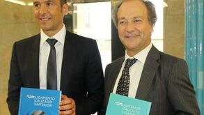 Dr. Noronha lança livro rodeado de amigos