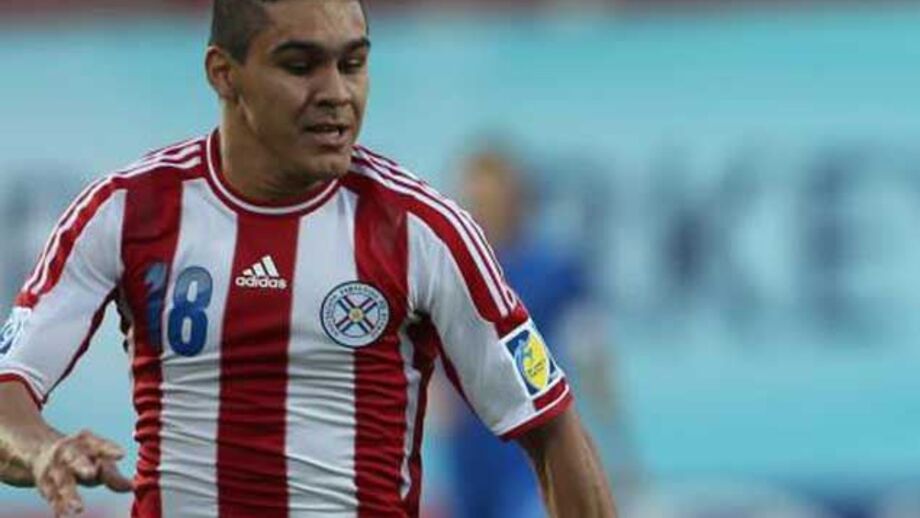 Benfiquista Jorge Rojas marca na derrota do Paraguai