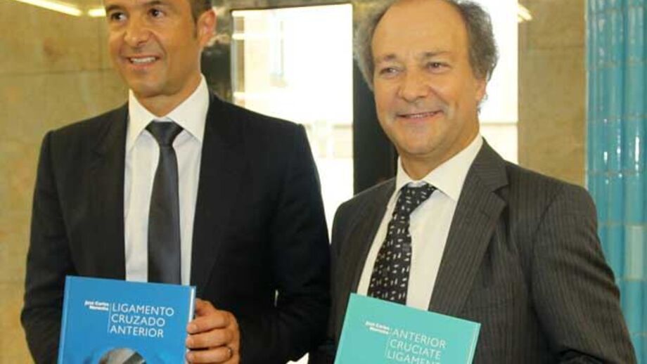 Dr. Noronha lança livro rodeado de amigos