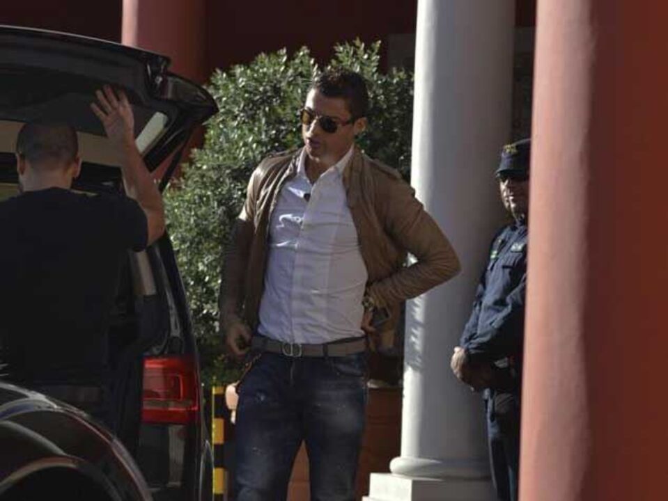 Ronaldo chega com traumatismo no pé esquerdo