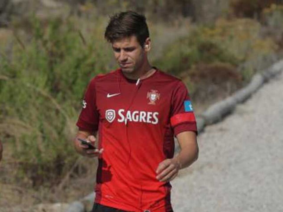 Veloso termina treino com gelo no joelho esquerdo