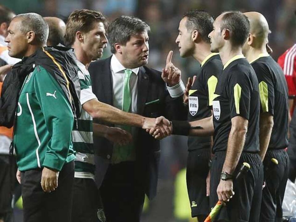 Arbitragem do dérbi motiva reclamação com vídeo