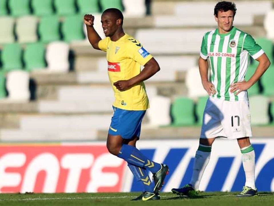 Estoril sobe ao 4.º com bis de Luís Leal